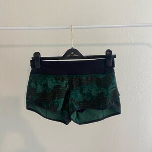 Lululemon Size 4 Speed Up Short -  Black and Green manuscript print!